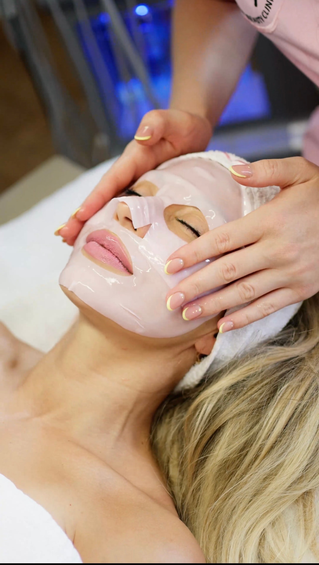 Korean cooling hydration sheet mask applied at Korean Skin Heaven Zürich